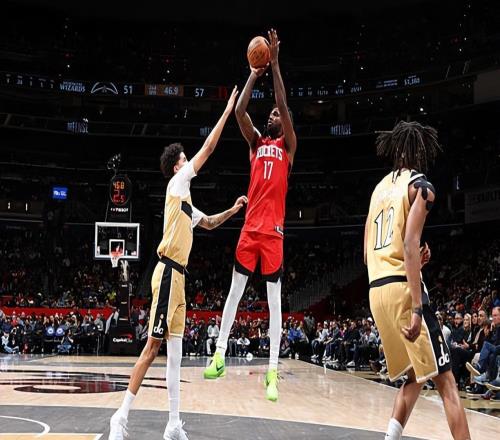 繼續(xù)著災(zāi)難級(jí)表現(xiàn)，火箭鋒線新星真是要把自己的大合同給打沒了