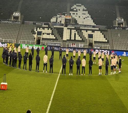 緬懷一年前去世的隊醫米尼亞羅，巴薩全隊訓練前默哀一分鐘