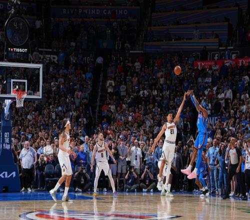 史詩對決！亞歷山大35+15全場0失誤絕殺掘金，成功追平張伯倫神跡