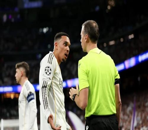 TA：同樣的足球規(guī)則下，英超執(zhí)法更寬松而歐冠干預(yù)更頻繁