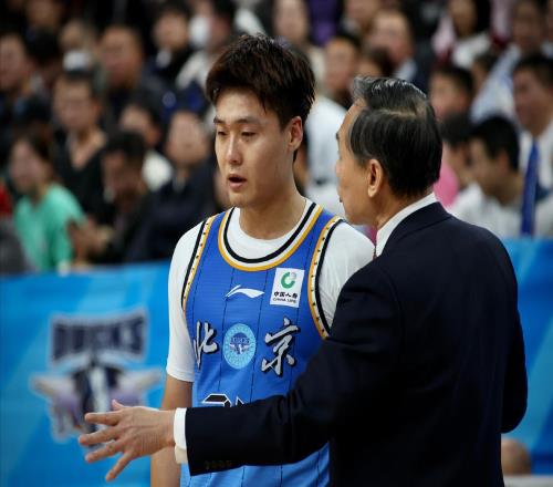 簽約麥基！周琦替補(bǔ)地位不保，場(chǎng)均3.6分白拿頂薪，明年合同到期