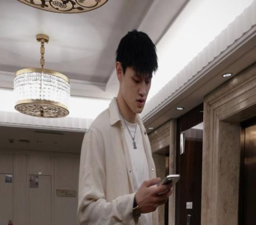 記者：曾凡博缺席公開訓練，全明星歸來后仍需繼續治療膝傷