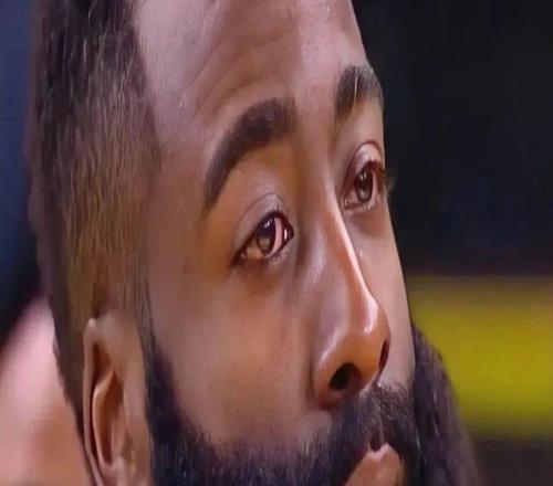 別生氣了哈登...他竟然笑著跟登哥求和