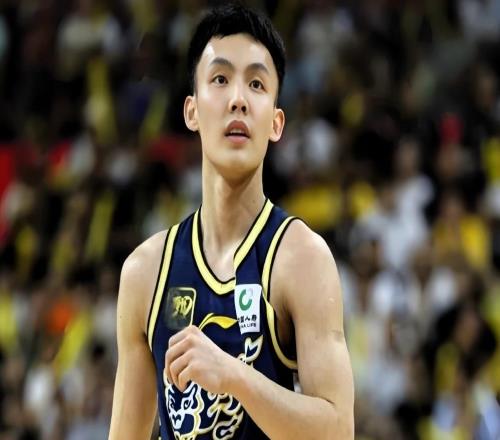 新疆逆轉(zhuǎn)廣東！勞森統(tǒng)治內(nèi)線，三將攻守兼?zhèn)?，廣東僅靠外援發(fā)揮！