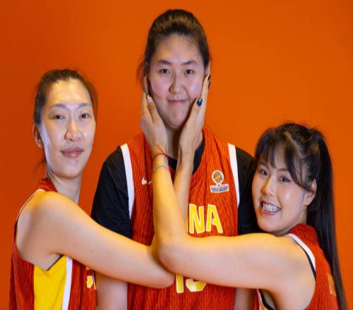 女籃開門紅！3大中鋒轟47分太無解張子宇11分鐘砍12+3手握5優(yōu)勢