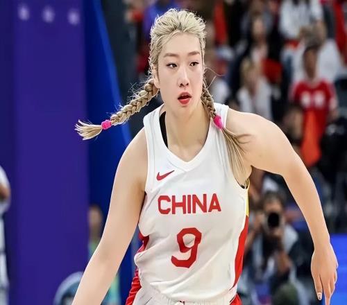 宮魯鳴動(dòng)真格了，女籃大換血，3人上桌，2人下桌，楊舒予李夢(mèng)在列