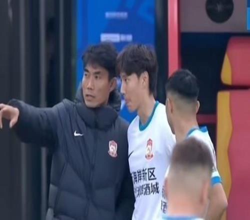 记者：西海岸队今天奔赴上海，备战本周日客战海港队的比赛