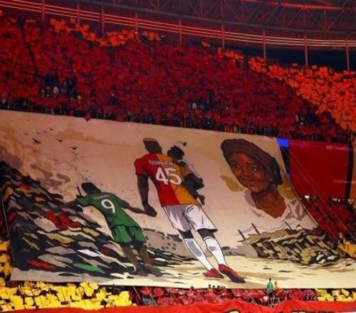 歐冠賽場驚現(xiàn)“催淚彈”！球迷致敬亡母，奧斯梅恩當(dāng)場猛男落淚