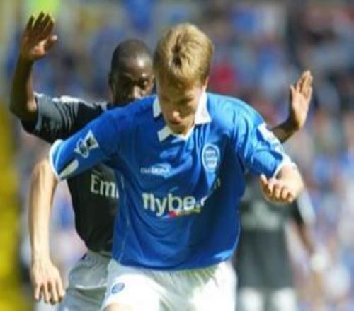 切爾西飛翼，一粒進(jìn)球改變俱樂(lè)部歷史，29歲養(yǎng)老，退役當(dāng)建筑工人