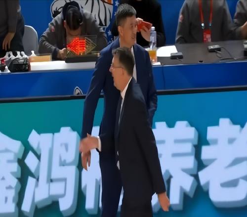 領(lǐng)先18分都能輸！杜鋒的“老寒腿組合”，到底在想什么