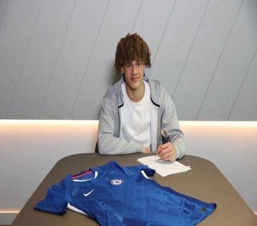 官方：切爾西與18歲后衛(wèi)小埃梅納洛、20歲門將梅里克完成續(xù)約