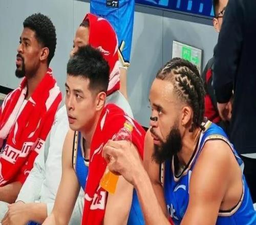 CBA麥基首秀表現(xiàn)中規(guī)中矩，舉火燒天扣籃令球迷興奮不已