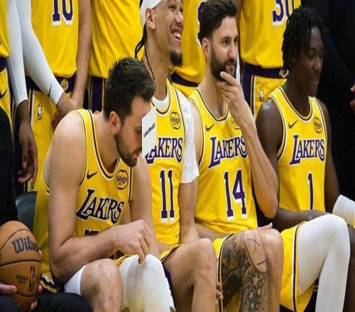 湖人拍攝全家福！東契奇搞怪把名字貼額頭詹姆斯布朗尼笑容滿面