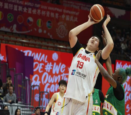 數(shù)據(jù)漂亮但作用有限！女籃天才罰球3中0，球迷：換劉禹彤多好