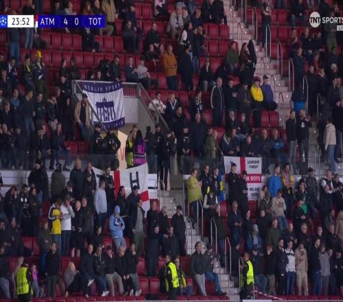 22分鐘內(nèi)連丟4球，開場(chǎng)25分鐘大量熱刺球迷就已經(jīng)離場(chǎng)