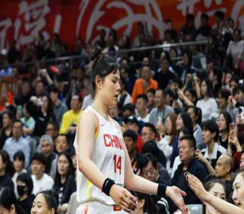 女籃3大中鋒合體首秀：李月汝21+11頭功合砍47+18統(tǒng)治內(nèi)線