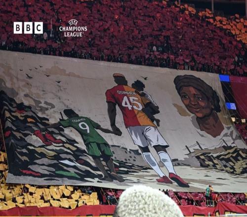 加拉塔薩雷球迷制作Tifo致敬奧斯梅恩已故母親，球員感動落淚