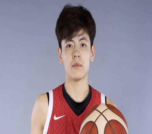 中国队长，杨舒予11投6中贡献14分5篮板7助攻