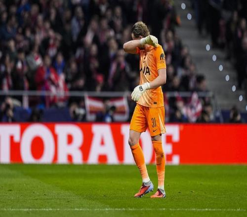 歐冠開場兩次失誤送大禮22歲熱刺門將17分鐘被換下哭著徑直離場