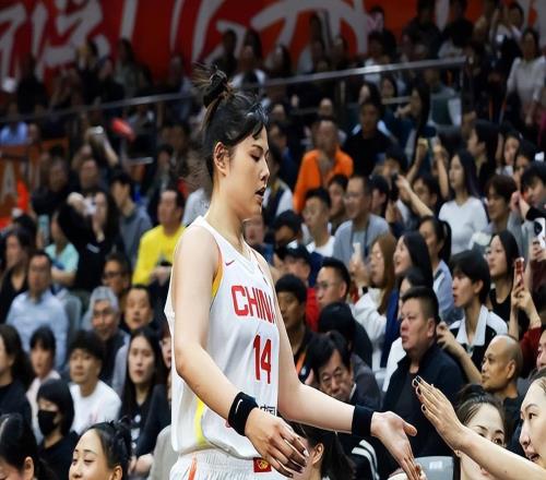 中國女籃輕取馬里，三大中鋒合體盡顯統(tǒng)治力，但她才是攻防核心