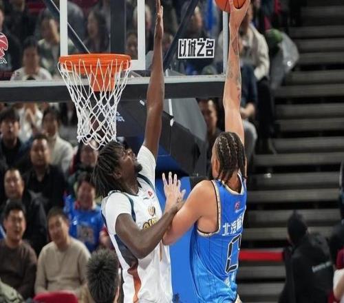 CBA生涯首秀！麥基12中5得12分6板3助連續(xù)“舉火燒天”引關(guān)注