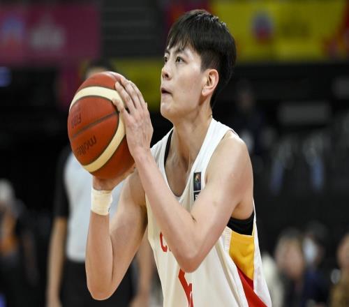 鄭薇淘汰的人，被宮魯鳴重用當(dāng)隊(duì)長(zhǎng)，半場(chǎng)0分，球迷：又菜又裝！