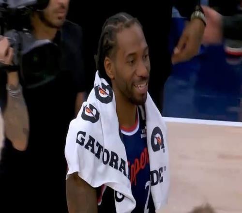 氛圍真好！比賽結(jié)束馬瑟林發(fā)生沖突：全場(chǎng)亂作一團(tuán)，小卡樂(lè)呵呵