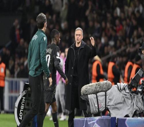 疑似受傷，登貝萊帶著痛苦的表情被換下場