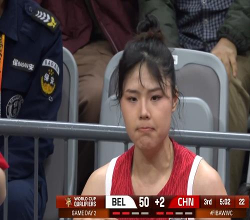 中國女籃：張子宇20+11打爆內(nèi)線，雙塔低迷，對手核心7記三分