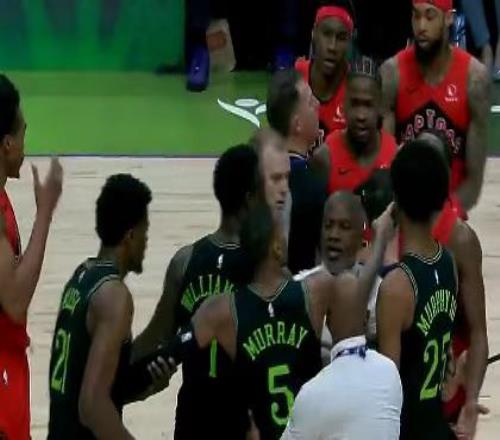 爆發(fā)沖突！猛龍爆冷負(fù)鵜鶘吞連敗墨菲28+7+5三分穆雷27+6