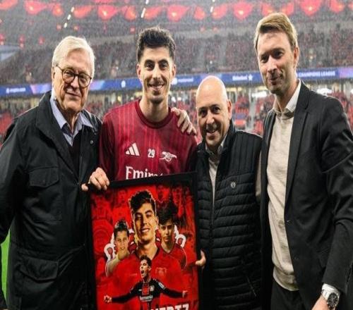 勒沃庫森賽前贈(zèng)送紀(jì)念禮物歡迎哈弗茨：歡迎回來，凱