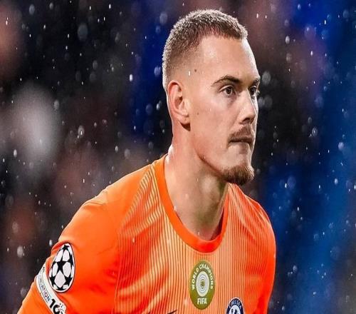 約恩森無視詹姆斯呼喚準(zhǔn)備直接離場，但被桑切斯攔住并喊去謝場