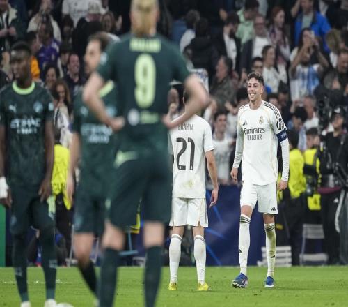 無(wú)愧隊(duì)長(zhǎng)！皇馬1.2億巨星半場(chǎng)戴帽打懵曼城獲10分+連創(chuàng)歐冠3紀(jì)錄