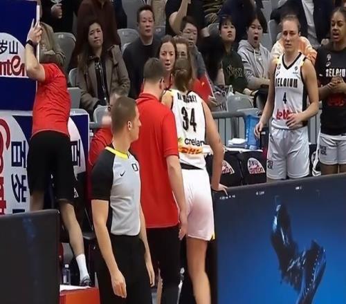 笑噴！比利時女籃球員沖撞張子宇，結(jié)果自己人仰馬翻受傷離場