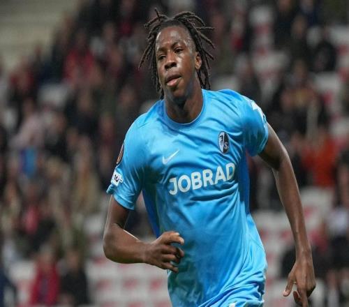 外媒：拜仁和巴黎關(guān)注弗賴(lài)堡20歲中場(chǎng)曼贊比