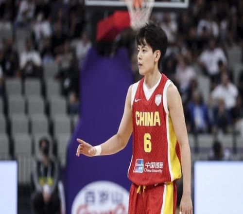 女籃隊(duì)長(zhǎng)低迷！楊舒予10中3僅7+3+4+2+1下半場(chǎng)4中0吞蛋