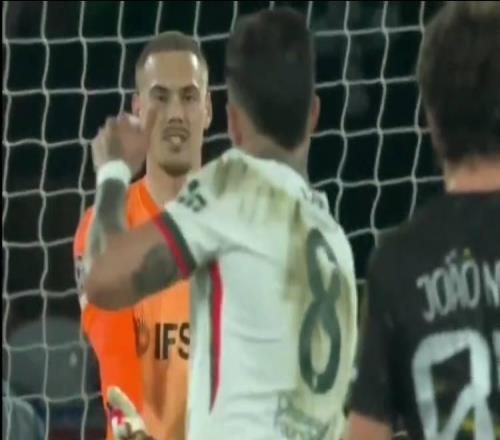 氣得不輕，約恩森89分鐘出球失誤險(xiǎn)丟球，恩佐沖其怒吼+砸球