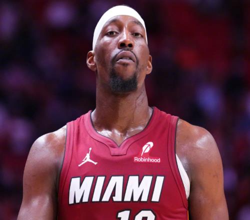 阿德巴约生涯几乎没有硬核荣誉，狂刷83分是唯一青史留名的机会！