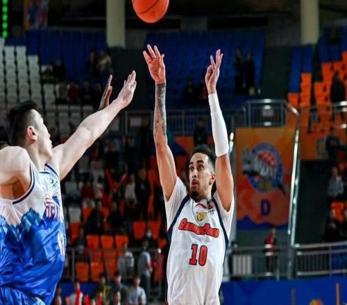 客場遭遇開門黑，杜鋒必須背負(fù)全責(zé)，全場3大昏招導(dǎo)致廣東被逆轉(zhuǎn)