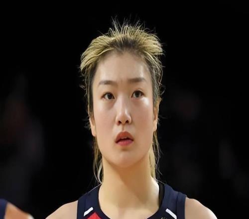 宮魯鳴動真格了，女籃大換血，3人上桌，2人下桌，楊舒予李夢在列