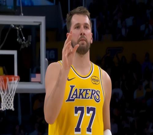 湖人vs公牛，詹姆斯?fàn)顟B(tài)不佳，在場球隊就輸分，被隊友演戲