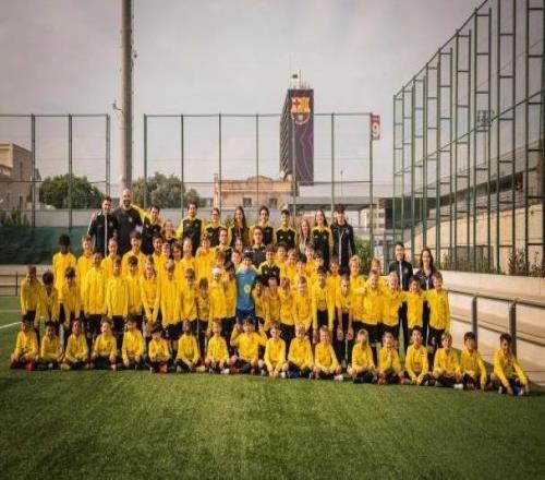 世體：加維接待探訪巴薩的60名澳洲小球員，并與他們合影留念