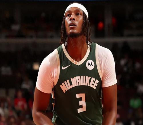 4年拿1億！2米11中鋒僅7分4板，球迷：籃底下放個(gè)桶都比你籃板多