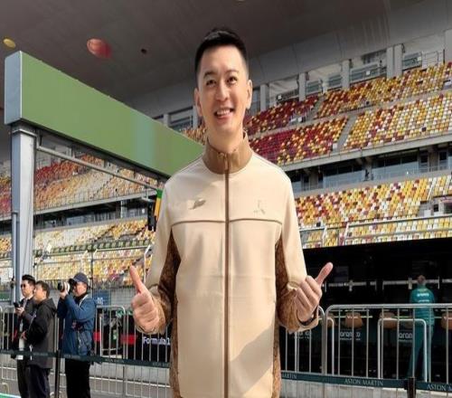 狀態(tài)真好！前遼寧男籃主帥楊鳴社媒曬照：看看F1到底咋回事