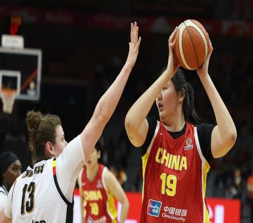 女籃慘敗張子宇成唯一亮點(diǎn)！18分鐘20+11統(tǒng)治內(nèi)線2.26米對(duì)抗超強(qiáng)