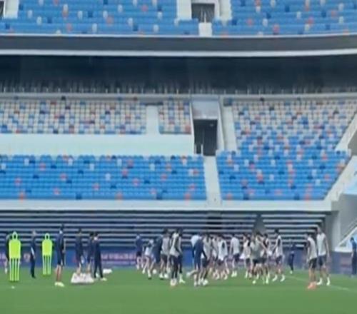 記者：新鵬城外援阿代米缺席了賽前踩場訓(xùn)練