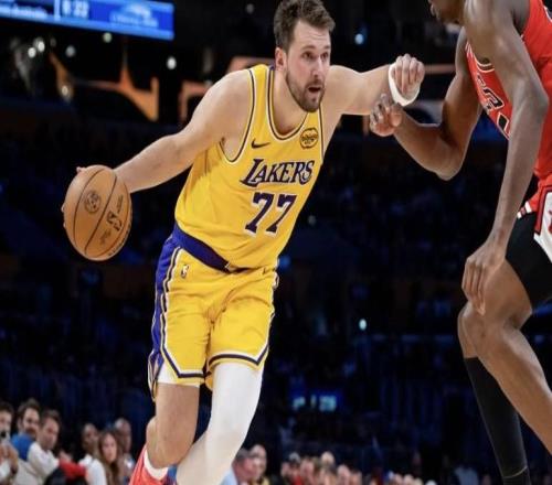 東契奇：詹姆斯復(fù)出對(duì)球隊(duì)很關(guān)鍵，我們正朝著正確的方向前進(jìn)