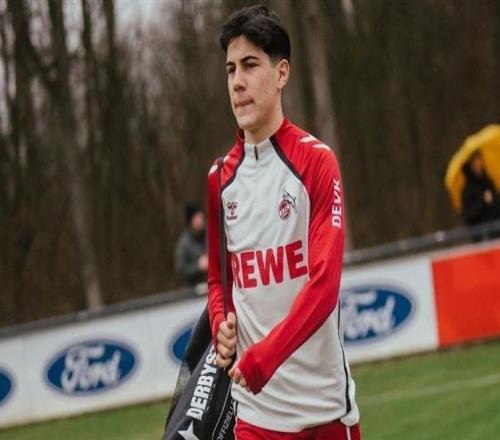 記者：科隆將買斷18歲小將查韋斯，拜仁2027和2028年有回購權