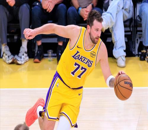 對(duì)手和主帥大揭秘，東契奇準(zhǔn)三雙逼死強(qiáng)迫癥，湖人8戰(zhàn)7勝重回第三