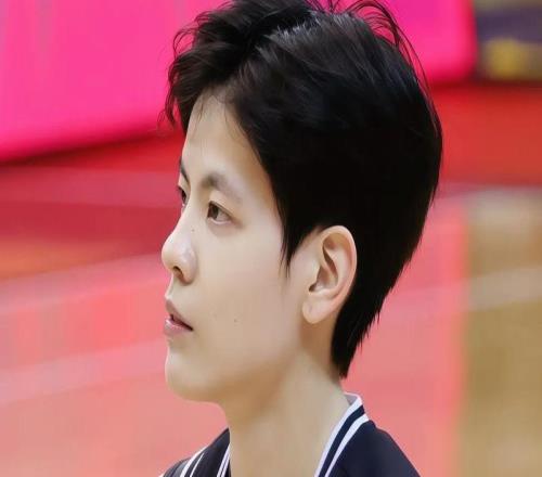 宮魯鳴動真格了，女籃大換血，3人上桌，2人下桌，楊舒予李夢在列